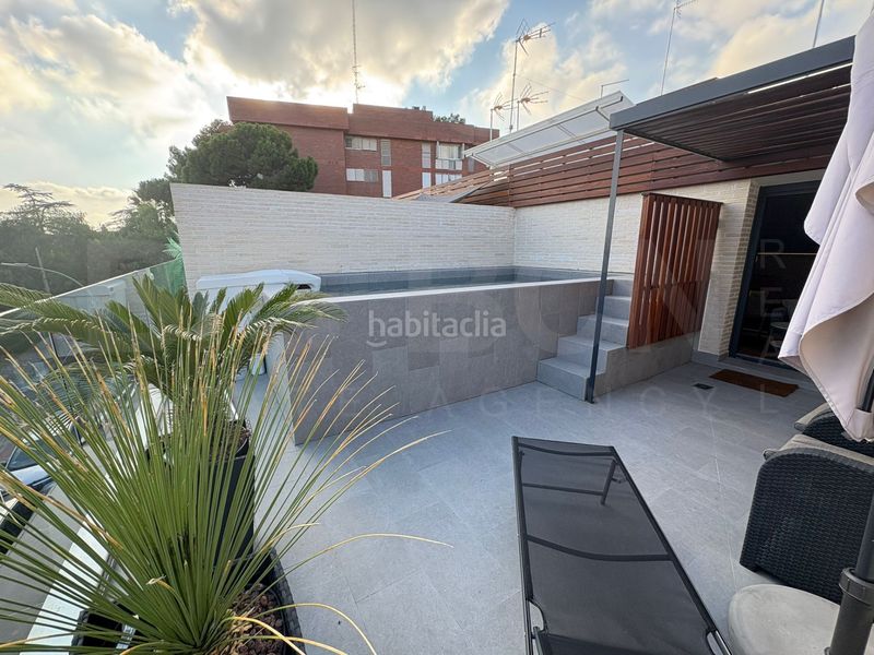 Foto 33719c8b-0cf7-4d52-9648-b3717de6492d. Casa adossada amb calefacció aparcament piscina a Esplugues de Llobregat