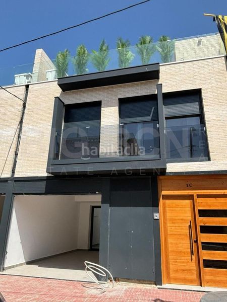 Foto aa0e0008-d1ad-4b3b-a35f-f369234cd113. Casa adossada amb calefacció aparcament piscina a Esplugues de Llobregat