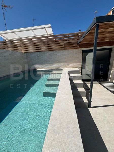 Foto ce3d6157-d87d-4c9a-b0eb-af0020801a19. Casa adossada amb calefacció aparcament piscina a Esplugues de Llobregat