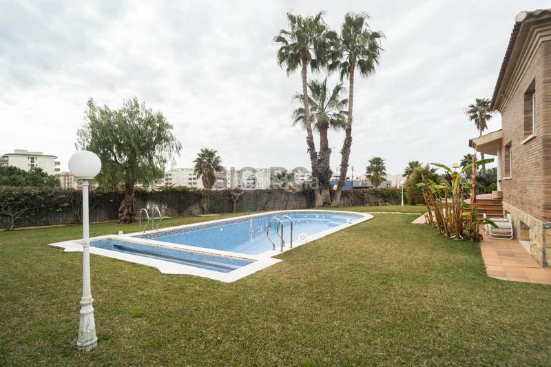 Foto 07ca8fed-83e4-487d-936b-53e9d36fc10e. Chalet con camino riscaldamento parcheggio piscina in Calafell