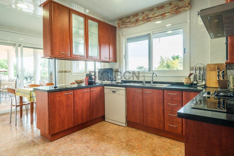 Foto 2836c91a-edd5-48d0-80bf-11bd19c34ccc. Chalet con camino riscaldamento parcheggio piscina in Calafell