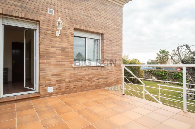 Foto 3309ce57-f503-4a69-b595-ae110b6d1fee. Chalet con camino riscaldamento parcheggio piscina in Calafell