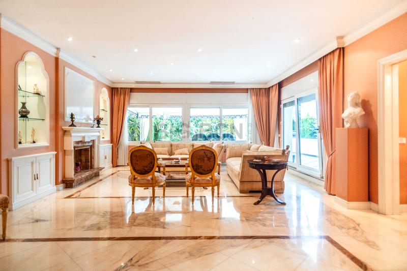 Foto 5b5ae553-710e-4520-bb3f-a84ed4ed017c. Chalet con riscaldamento parcheggio piscina in Pedralbes Barcelona