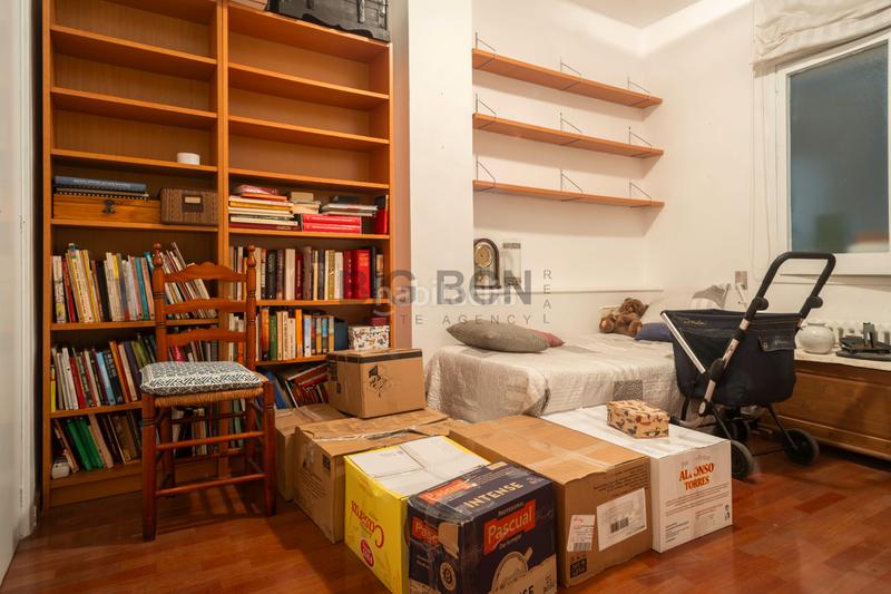 Foto 129aa77b-b99a-47a5-97a6-7055ae895b13. Appartamento con camino riscaldamento parcheggio in Barcelona