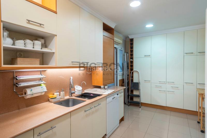 Foto 38366642-b4c2-4b35-85cf-3da09a76f292. Appartamento con camino riscaldamento parcheggio in Barcelona