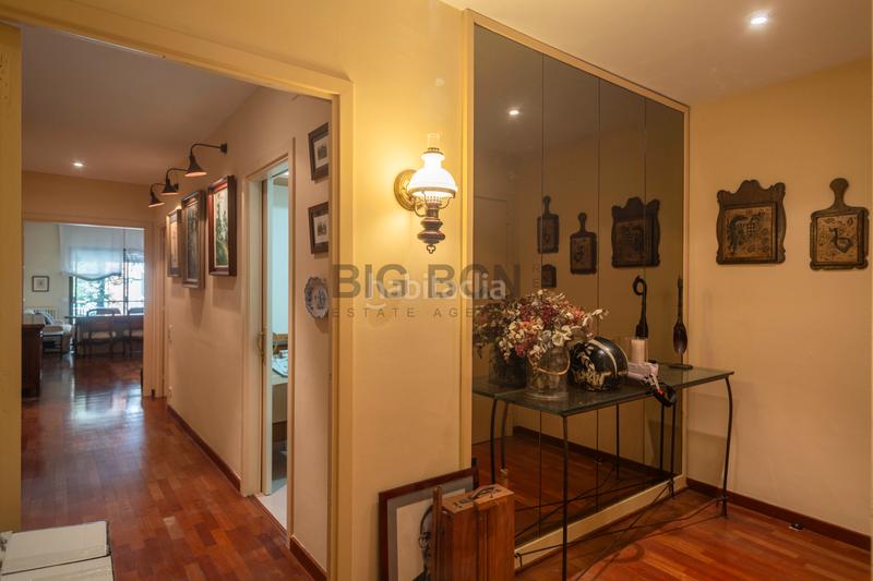 Foto b4df80fd-e820-4a49-a4c8-7a6a62f4103e. Appartamento con camino riscaldamento parcheggio in Barcelona