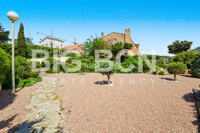 Foto a99d67bc-8a7f-402a-a127-dbf9db817272. Chalet en Ciutat Diagonal Esplugues de Llobregat