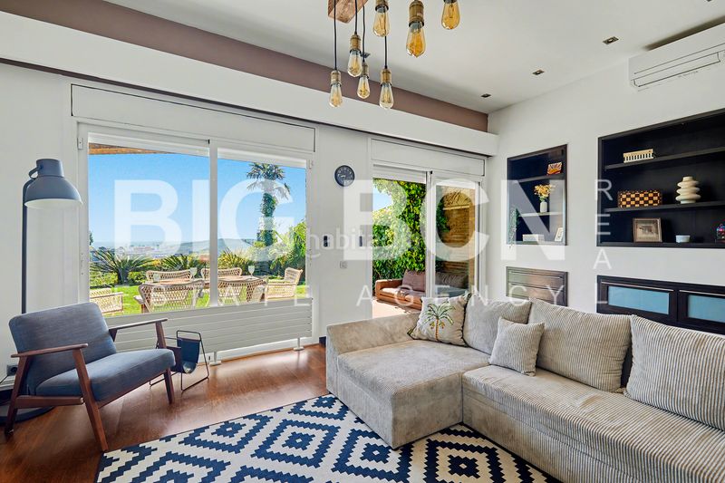 Foto 500ed877-ea0d-4d04-99a0-db5beaffce8a. Xalet amb xemeneia calefacció aparcament piscina a Esplugues de Llobregat