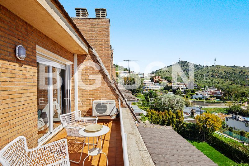 Foto 7902680e-6df9-4431-beb9-a9d6c4bb88a3. Xalet amb xemeneia calefacció aparcament piscina a Esplugues de Llobregat