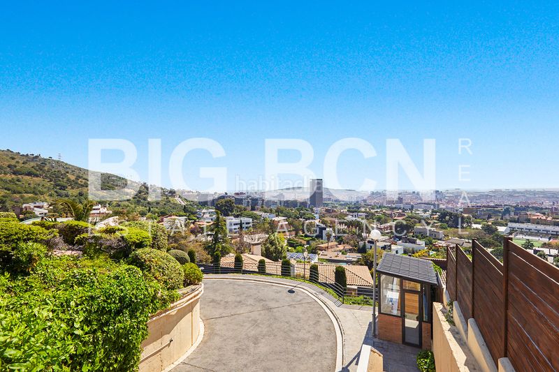 Foto 7f4511f6-1a7a-4862-9fc4-15b20c0ddd51. Xalet amb xemeneia calefacció aparcament piscina a Esplugues de Llobregat