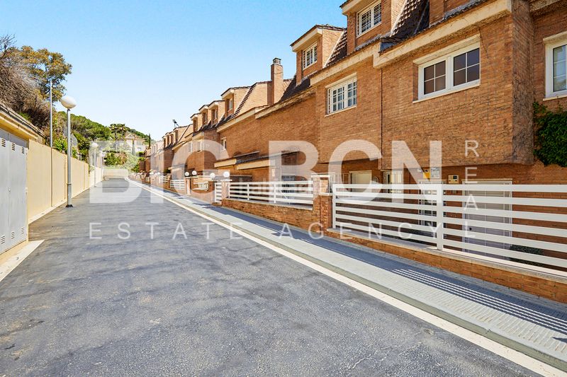 Foto 9ae45a26-44e7-49e2-80be-54fef7e1ed89. Xalet amb xemeneia calefacció aparcament piscina a Esplugues de Llobregat