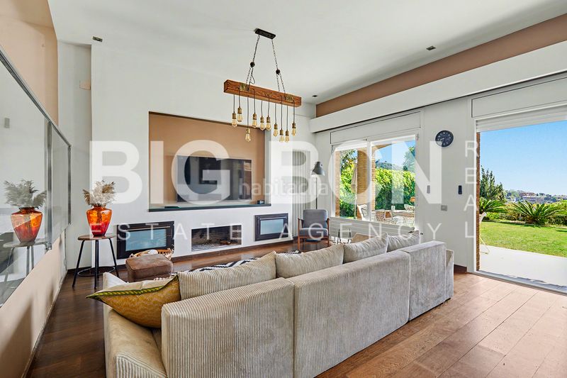 Foto bbcb5fbf-acef-4c90-a18a-c961afa7eb91. Xalet amb xemeneia calefacció aparcament piscina a Esplugues de Llobregat