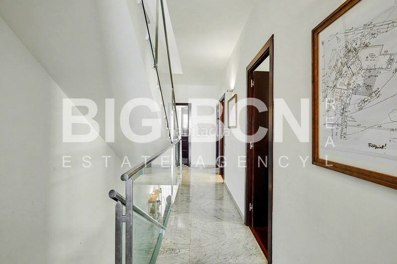 Foto cbfd6f69-0f8e-428c-bae1-8b1007bba92b. Xalet amb xemeneia calefacció aparcament piscina a Esplugues de Llobregat