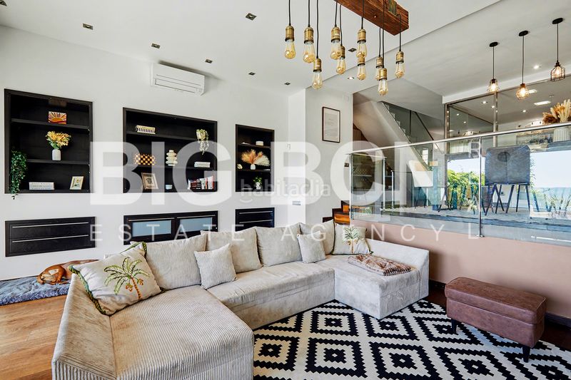 Foto dd46efef-4c1b-4125-8d95-77182ac99915. Xalet amb xemeneia calefacció aparcament piscina a Esplugues de Llobregat