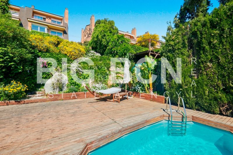 Foto ea510c63-5901-417a-a342-eba6b4ca0029. Xalet amb xemeneia calefacció aparcament piscina a Esplugues de Llobregat