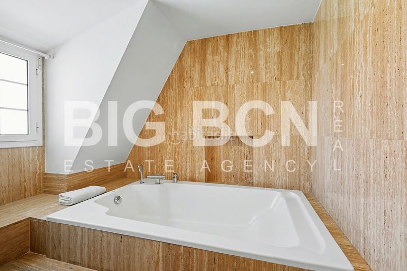 Foto fcc6f57c-80c7-43a2-bb2e-fe023a4a7b2b. Xalet amb xemeneia calefacció aparcament piscina a Esplugues de Llobregat