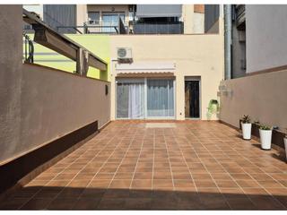 Pis  Girona. Planta baja con gran patio muy soleada
