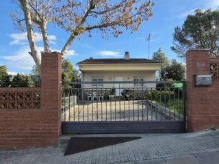 Maison  Tarrasa. Casa con gran terreno