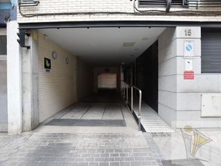 Aparcament cotxe a CL Luis Cabrera