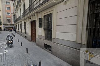 Aparcament cotxe a CL VICTOR HUGO
