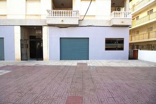Geschäftsraum in Avenida faro del 88. Local comercial zona de playa de la concha