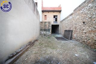 Terreny residencial a Calle ramon y cajal 8. Patio casa solar a dos calles, en el casco viejo, en el  centro