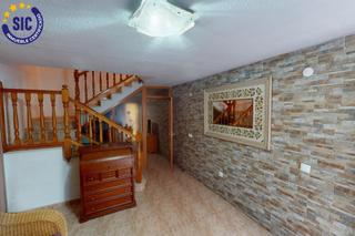 Casa a Calle obispo capero 9. Casa de planta baja y dos alturas con dos plazas de garaje en zo