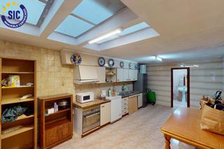 Casa en Calle obispo capero 9. Casa de planta baja y dos alturas con dos plazas garaje en zona
