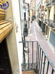 Casa en Calle pescadores 7. Casa de 2 plantas con terraza en el centro de castelln  persona
