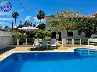 Chalet à Avenida mohino 21. Villa con piscina en benicàssim a solo 3 minutos de la playa. es