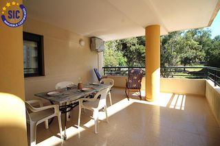 Apartament a Calle antonio bosque 23. Magnifico apartamento de tres habitaciones junto al mar con pisc