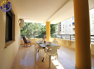 Apartament en Calle antonio bosque 23. Magnifico apartamento de tres habitaciones junto al mar con pisc