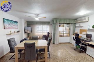 Pis en Republica argentina 7. Piso con garaje y balcn acristalado en zona hospital provincial