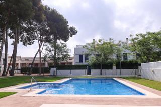Reihenhaus in Calle severo ochoa 11. Bonito adosado esquinero, con 4 dormitorios, 2 baños, piscina y