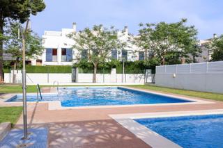 Casa adossada a Severo ochoa 11. Descubre tu próximo hogar en esta perfecta vivienda unifamiliar