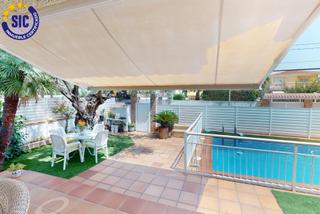 Chalet  Calle sigalero. Espectacular villa con piscina privada, jardín y placas solares