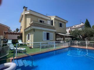 Xalet  Calle sigalero 55. Espectacular villa con piscina privada, jardín y placas solares
