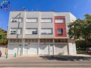 Casa adossada a Calle alzira  4. Adosado con garaje, 2 terrazas y 3 alturas junto a la salera y z