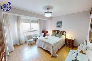 Appartement à Maestro vives 4. Amplio piso reformado en zona fadrell  castellón  4 habitaciones