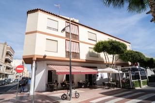 Edificio en Calle de ferrán i de antequera 28. Edificio completo compuesto de local comercial y dos plantas