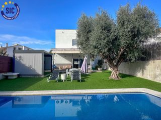Chalet in Calle esparraguera 10. Chalet con piscina en urbanización las palmas de benicasim