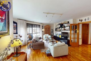 Pis a Calle ciscar 39. Amplia vivienda exterior y esquinera con 4 hab, 2 baños, balcón,