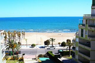 Apartamento en Avenida  columbretes 18. Precioso apartamento en primera línea con vistas a la playa de l