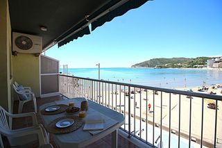 Appartement  Calle antonio bosque 1. Amplio apartamento en primera línea con vistas a la playa de la