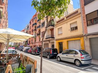 Casa en Calle alcalde tarrega 48. Casa en zona avda. capuchinos de bajo y dos alturas en castellón