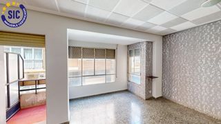 Pis a Ramon y cajal 35. Vivienda amplia 1º sin ascensor, 5 dormitorios, con 3 patios y u