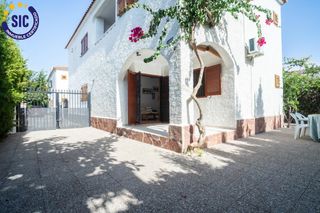 Reihenhaus in Calle e calatayud 49. Precioso adosado esquinero entre la playa morro de gos y el pueb