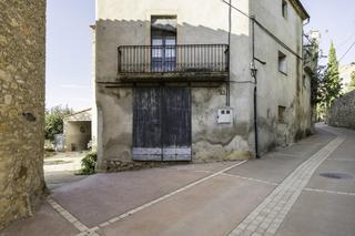 Casa a Seriny. Seriny. es ven casa de poble per reformar amb pati i garatge