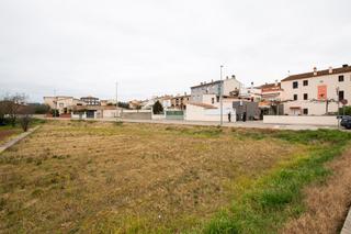 Terreny residencial a Porqueres. Porqueres. es ven parcel.la cantonera d'uns 430m2