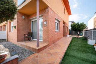 Reihenhaus in Banyoles. Banyoles. es ven casa aparellada pel garatge d'uns 160m2 en bon